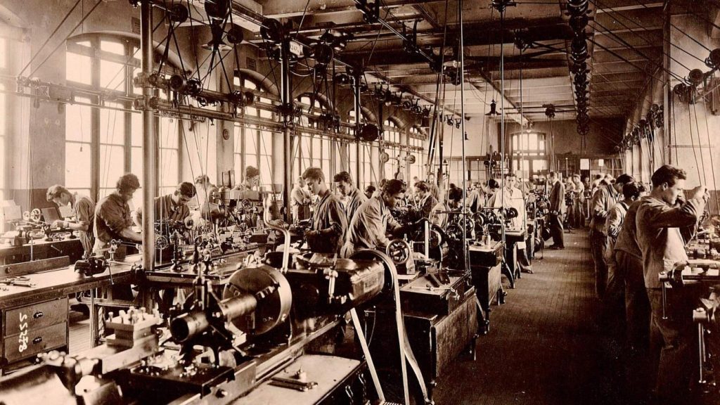 Atelier d'horlogerie à Cluses en Haute-Savoie : ouvriers horlogers au travail sur leurs tours