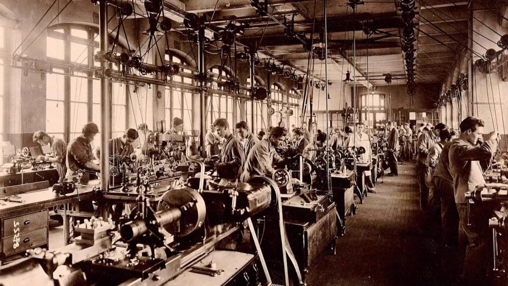 Atelier d'horlogerie à Cluses en Haute-Savoie : ouvriers horlogers au travail sur leurs tours