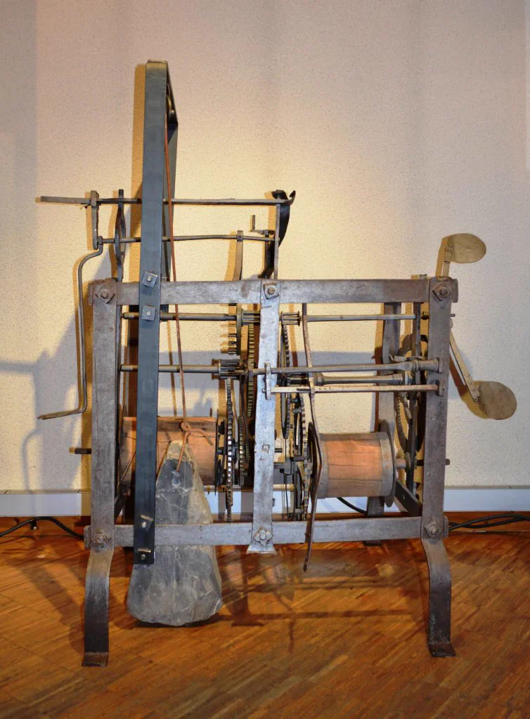 Mouvement d'horloge de charpente ancienne à poids et foliot, musée de l'Horlogerie et du Décolletage de Cluses